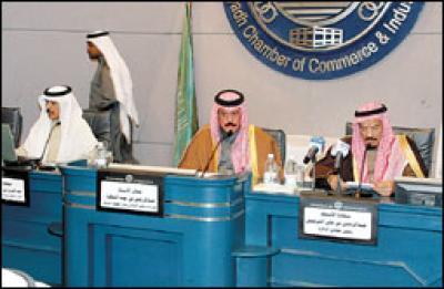 Almotamar Net - Secretary General of the Gulf Cooperation Council (GCC) Abdulrahmnan Bin Hamad al-Attiyah revealed Sunday the formation of an economic committee pursuant to article 27 of the economic agreement specialised in considering the issues that have not been decided. 