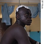 Almotamar Net - Police battled rampaging youths in western Kenya as ethnic clashes that have left more than 100 people dead in the past four days spread across the country. VOA Correspondent Alisha Ryu in the Kenyan capital Nairobi has details about the latest flare-up of tribal violence that has killed nearly 900 people since elections last month.