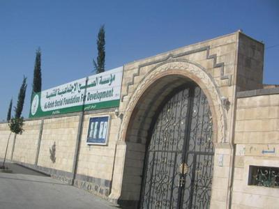 Almotamar Net - Chairman of Al-Saleh social Society for Development Ahmed Ali Abdullah Saleh said Thursday the Foundation would soon begin building a boarding house for Palestinian girl students in Sanaa. The statement came during his inspection visit, accompanied by the Minister of Local Administration Abdulqader Ali Hillal, to Al-Saleh Charitable boarding house of Palestinian girl students in Sanaa today. He said," Al-Saleh project for Palestinian girl students will have the capacity of accommodating 129 students of scientific specializations with a cost amounting to YR 200 million in its first stage."