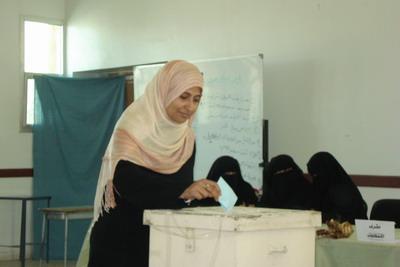 Almotamar Net - President of Taiz University Dr Mohammed Abdullah al-Soufi confirmed on Tuesday that the stage of revising and amending voter records is an essential and important inlet to the electoral process in an honest form. He added he who believes in democracy ha to embody that by working from this stage, stressing the necessity that voter records must be free from any mistakes. 