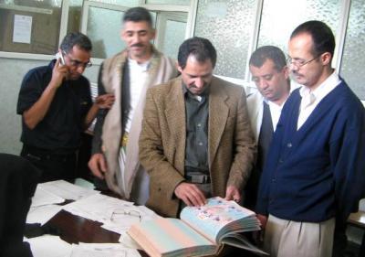 Almotamar Net - Member of the Supreme Commission fort Elections and Referendum SCER, the head of technical affairs and planning sector De Mohammed al-Sayani affirmed Monday completion of entering information of more than one million and 200 thousand voters of new registers in voters records in Yemen and around 100 thousand voters who transferred their electoral places. 