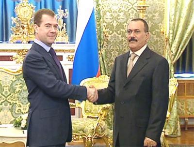 Almotamar Net - President Ali Abdullah Saleh left Thursday Moscow for Tajikistan capital Dushanbe on an official visit in response to an invitation by the Tajik President Ali Rahmanov, winding up a three-day visit to Russia upon invitation by the Russian President Dmitriy Medvedev. 