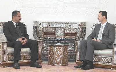 Almotamar Net - Prime Minister Ali Mujawar handed over on Sunday to Syrian President Bashar al-Assad a letter from President Ali Abdullah Saleh. The letter includes an invitation extended by President Saleh to al-Assad to visit Yemen. 