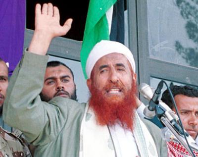 Almotamar Net - Sheikh Abdulmajid al-Zandani called Wednesday on those reciting the Holy Koran to translate it on the ground. In a ceremony honouring 550 persons finishing a course in Koran recitation held by Al-Hikma al Yamania Society in Yemen this morning, al-Zandani said the entire nation is in need of competing the structure through learning Islamic sciences. He clarified the reality of the Yemeni nation is divided into two realities; an honourable reality and a deviant reality. The deviant reality calls for colonization of Yemen and calls on world countries to �invade us and impose guardianship on us.� He asked was not what happened to Iraq because of some deluded ones who called long time in Iraq, questioning what the result was after occupation. One million martyrs and two million wounded. 