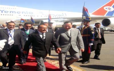 Almotamar Net - Yemeni President Ali Abdullah Saleh arrived at Sharm El sheikh on Tuesday afternoon on a visit to Egypt where he is to attend the 15th summit of the Non-aligned countries Movement. Upon his arrival at Sharm el Sheikh Airport Saleh gave a statement expressing his and the accompanying delegation happiness on the visit to Egypt for taking part in meetings of the Non-Aligned States. 