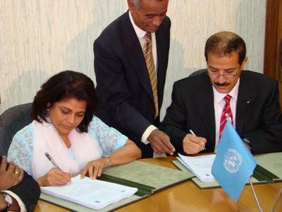 Almotamar Net - The United Nations Development Programme (UNDP) and the Government of Yemen signed Wednesday a USD 6 million project document titled Early Recovery for the Livelihoods Sector of the Flood Affected Areas, in Hadhramout and Al-Mahara Governorates, in the Ministry of Planning and International Cooperation. 