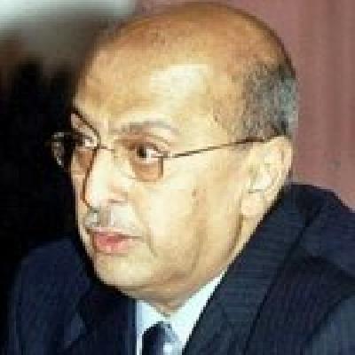 Almotamar Net - The Yemeni Foreign Minister (FM) Dr Abu Bakr al-Qirbi has confirmed anew that the Houthi rebels receive foreign support financially and in arms. Al-Qirbi verified existence of that support in his indication to the rebels financial capabilities and testimony of some of their former military leaders who had voluntarily surrendered to state authorities. 