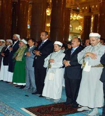 Almotamar Net - President Ali Abdullah Saleh performed on Friday  prayers of Eid al-Adha along with Chairman of the Supreme Judicial Council Esam al- Samawi and members of parliament and Shoura council as well as security and military commanders at al- Saleh Mosque in Sanaa capital.