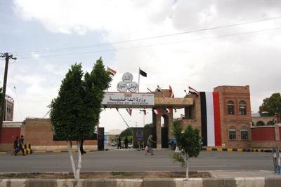 Almotamar Net - The Higher Security Committee (HSC) held a meeting on Thursday evening in which it considered results of the successful security operation carried out by security apparatuses in Yemen against terrorist elements of al-Qaeda in Arhab, Abyan and the capital Sanaa and resulted in the killing of 34 terrorist elements of al-Qaeda and the arrest of 17 others. 