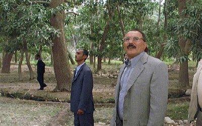 Almotamar Net - President Ali Abdullah Saleh paid on Thursday visits to several districts of Sanaa and Mahweet provinces.During his visits, president Saleh listened to problems of the citizens and their needs of development projects. 