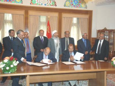 Almotamar Net - The Yemeni cabinet has on Tuesday praised the signing on Saturday of a joint minute for the implementation of February 2009 agreement by the General Peoples Congress (GPC) and the Joint Meeting Parties (JMP) represented in the parliament. The agreement is related to formation of a committee to prepare for the comprehensive national dialogue and its mechanisms to be under the care of President Ali Abdullah Saleh.  