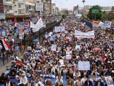 Almotamar Net - Millions f Yemenis performed   the Friday prayers that has been called the        Reconciliation Friday  in Al Sabeen Square on Friday 22. April 2011