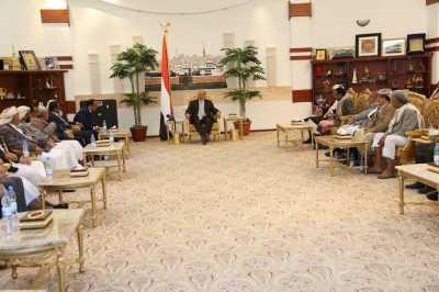 Almotamar Net - President Abdo Rabbo Mansour Hadi met here on Wednesday with a number of tribal leaders and members of the National Dialogue Conference (NDC) from the provinces of Marib, Al-Jawf and Baydha. 
