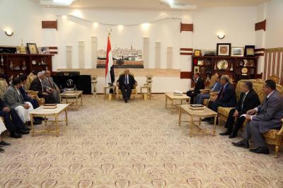 Almotamar Net - President Abd Rabbo Mansour Hadi on Wednesday received Yemeni businessmen, discussing economic and investment situations across Yemen. 

He praised roles played by businessmen during Yemens political crisis that swept Yemen in 2011, pointing out that Yemeni businessmen were keen for national interests and making peaceful changes. 
