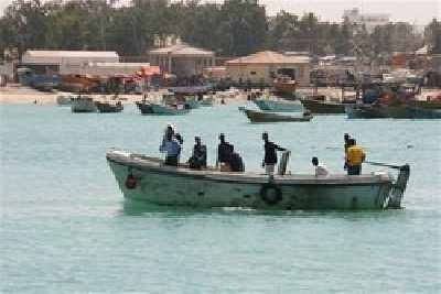 Almotamar Net - The five detained fishermen by the Sudanese government returned home on Saturday after being seized for four months because of entering Sudans territorial waters without prior permission. 

The fishermen expressed their appreciation to the efforts of the Yemeni government and ambassador in Khartoum for releasing and returning them home.
