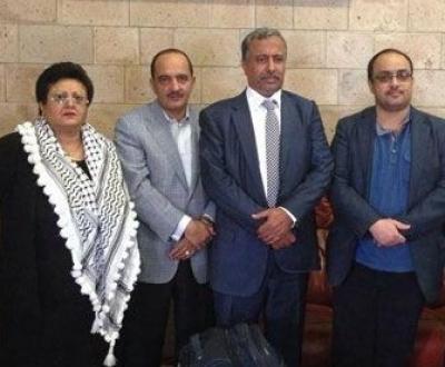 Almotamar Net - The delegation of General Peoples Congress (GPC),and Ansarullah, which will participate in Geneva consultations, headed on Saturday to the Omani capital, Muscat.

The delegation will meet in Muscat with the United Nations Special Envoy for Yemen Ismail Ould Cheikh Ahmed to discuss the dialogue draft proposed by the United Nations as a 
