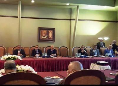 Almotamar Net - The national delegation and the UN envoy to Yemen Ismail Ould Cheik held late on Tuesday a consultations session at Bayan Palace in Kuwait.

The discussion continued in the session on the issues raised in the consultations, particularly the executive authority and the military and security arrangements.
