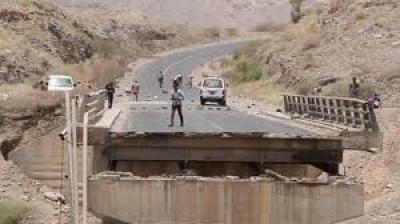 Almotamar Net - Saudi aggression struck overnight a vital bridge in Hajjah province, an official said on Friday.

The aggression warplanes launched two airstrikes Khaifah bridge in al-Aman area and destroyed it.
