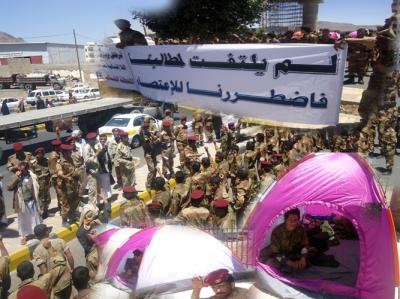 المؤتمر نت - جنود الفرقة يواصلون اعتصامهم للمطالبة باقالة علي محسن