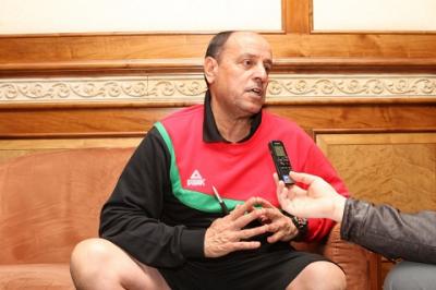 المؤتمر نت - قال حكيم شاكر المدير الفني للمنتخب العراقي إنه لا فرق لديه بين لاعب أساسي ولاعب بديل مشيرا إلى أنه سيدفع بتشكيلة قوية أمام المنتخب اليمني يوم السبت في بطولة كأس الخليج 21.
