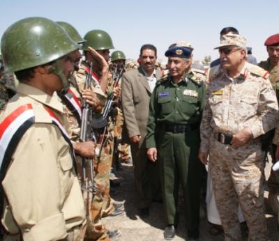 المؤتمر نت - وزيرا الدفاع والداخلية في اليمن خلال تفقدهما وحدات الجيش والامن في محافظة مارب 