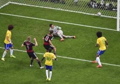 المؤتمر نت - اكتسح المنتخب الألماني نظيره البرازيلي بنتيجة 7 أهداف مقابل هدف، في إطار مباريات نصف النهائي بكأس العالم.