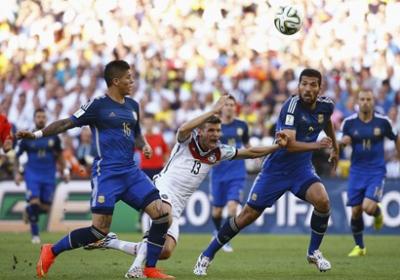 المؤتمر نت - انتهى الشوط الأول  بالتعادل السلبي بدون اهداف بين منتخبي ألمانيا والأرجنتين في نهائي بطولة كأس العالم على ملعب الماراكانا في البرازيل .