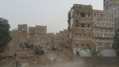 المؤتمر نت - استشهد 6 يمنيين واصيب العشرات ودمرت 5 منازل تاريخية في حصيلة اولية لضحايا قصف طيران العدوان السعودي على مدينة صنعاء القديمة المدرجة ضمن قائمة التراث العالمي صباح اليوم الجمعة.