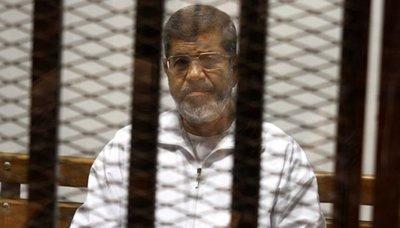 المؤتمر نت - قضت محكمة جنايات القاهرة اليوم السبت بالسجن المؤبد على الرئيس المصري الأسبق محمد مرسي في حين حكمت على ستة متهمين آخرين بالإعدام، في القضية المعروفة باسم "التخابر مع قطر".