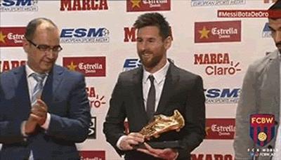 المؤتمر نت - تسلّم الأرجنتيني ليونيل ميسي نجم نادي برشلونة الإسباني جائزة الحذاء الذهبي رسمياً اليوم الجمعة كأفضل هداف في الدوريات الأوروبية