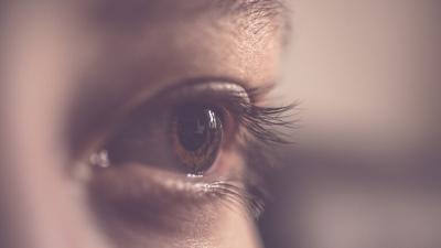 المؤتمر نت - غالباً ما تساعد الحالة الصحية للعين في اكتشاف العلامات المبكرة للكثير من الأمراض في الوقت المناسب، ما يستوجب عدم إهمال أي عرض قد يظهر عليها من احمرار وانتفاخ وغير ذلك