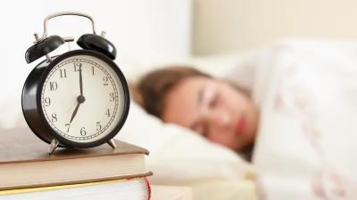 المؤتمر نت - يعد النوم وظيفة جسدية أساسية لكل الأشخاص، مهما اختلفت أعمارهم، حيث يساهم في الحفاظ على الصحة والنشاط والذاكرة والمزاج