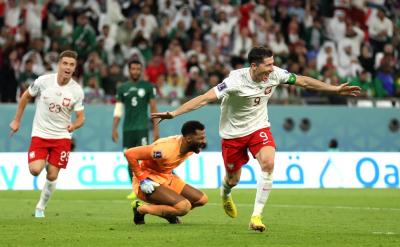 المؤتمر نت - نجح المنتخب البولندي في اقتناص الفوز على نظيره السعودي بثنائية نظيفة، في المباراة التي جمعتهما السبت، ضمن منافسات الجولة الثانية للمجموعة الثالثة