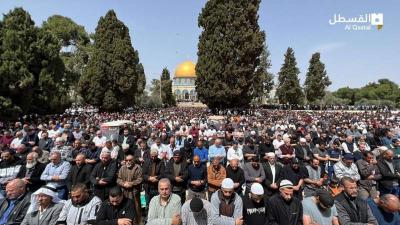 المؤتمر نت - ربع مليون فلسطيني يؤدون صلاة الجمعة في الأقصى 
