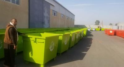المؤتمر نت - تسلّم صندوق النظافة والتحسين في محافظة صنعاء، اليوم، 200 برميل خاص بجمع القمامة، وذلك من وزارة المالية