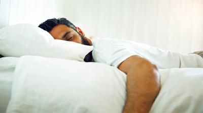 3 طرق سيئة للنوم قد تقتلنا ببطء	 
