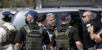 المؤتمر نت - ظهر وزير الأمن القومي الإسرائيلي إيتمار بن غفير في مقطع فيديو جديد، واقفاً أمام صف من الأسرى الفلسطينيين الممدّدين أرضاً وأيديهم مقيدة خلف ظهورهم، ودعا فيه إلى إعدامهم