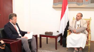   -                     ڡ   