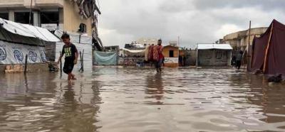 المؤتمر نت - أكدت وكالة غوث وتشغيل اللاجئين الفلسطينيين "أونروا"، أنّ هطول الأمطار يزيد من تفاقم الأوضاع الإنسانية الكارثية التي يعيشها مئات آلاف النازحين في القطاع