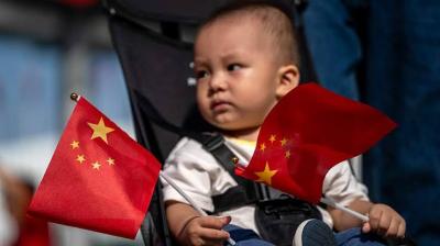 المؤتمر نت - وتسعى بكين لتعزيز معدل المواليد في ثاني أكبر اقتصاد في العالم، حيث انخفض عدد سكان الصين للعام الثالث على