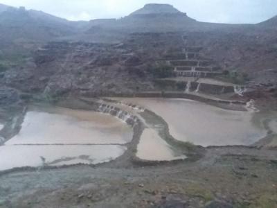 المؤتمر نت - من التواجد في بطون الأودية وممرات السيول، ومن التدني في مدى الرؤية الأفقية على الطرق والمنحدرات الجبلية بسبب