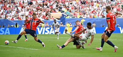 المؤتمر نت - حجز منتخب إنجلترا مقعده في نصف نهائي مونديال 2026، بعدما حقق فوزاً درامياً على نظيره النرويجي بنتيجة 2-1، في مواجهة ماراثونية امتدت للأشواط الإضافية صباح الأحد