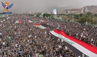 المؤتمر نت - ورفعت الحشود في المسيرة التي خرجت تحت الأمطار الغزيرة، أعلام اليمن وفلسطين والعراق ولبنان وإيران، واللافتات المؤكدة على