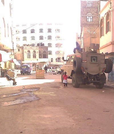 انتشار المظاهر المسلحة لمليشيات اولاد الاحمر والفرقة المنشقة في الحصبة بصنعاء