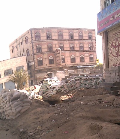 متاريس وحواجز ترابية وخنادق ارضية في طريق الانتخابات