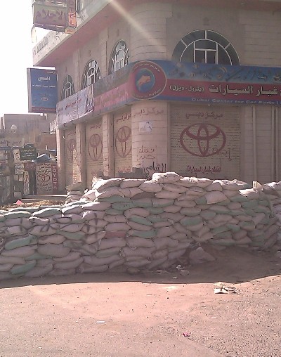 الفرقة ومليشيات اولاد الاحمر تكثف خنادقها في طريق المبادرة الخليجية
