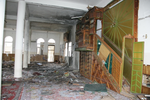من اثار الدمار داخل المسجد 