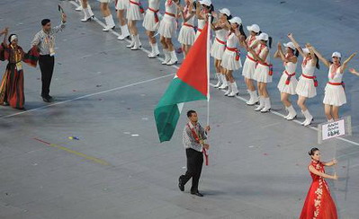 نادر المصري يحمل علم بلاده فلسطين في افتتاح دورة الاولمبياد