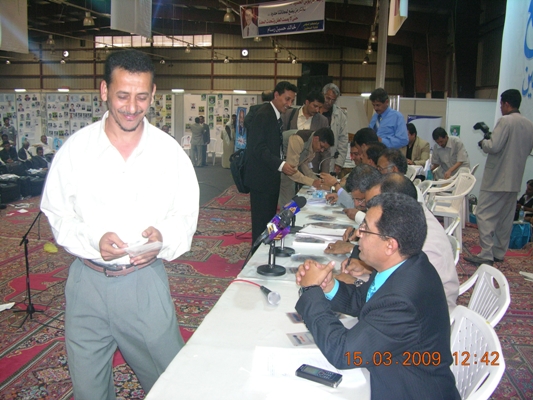 الزميل اديب الشاطري متجها صوب كبينة الاقتراع