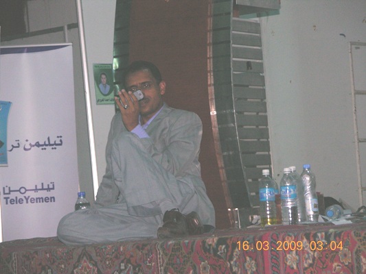 مقرر لجنة الفرز مستندا لمنصة المؤتمر